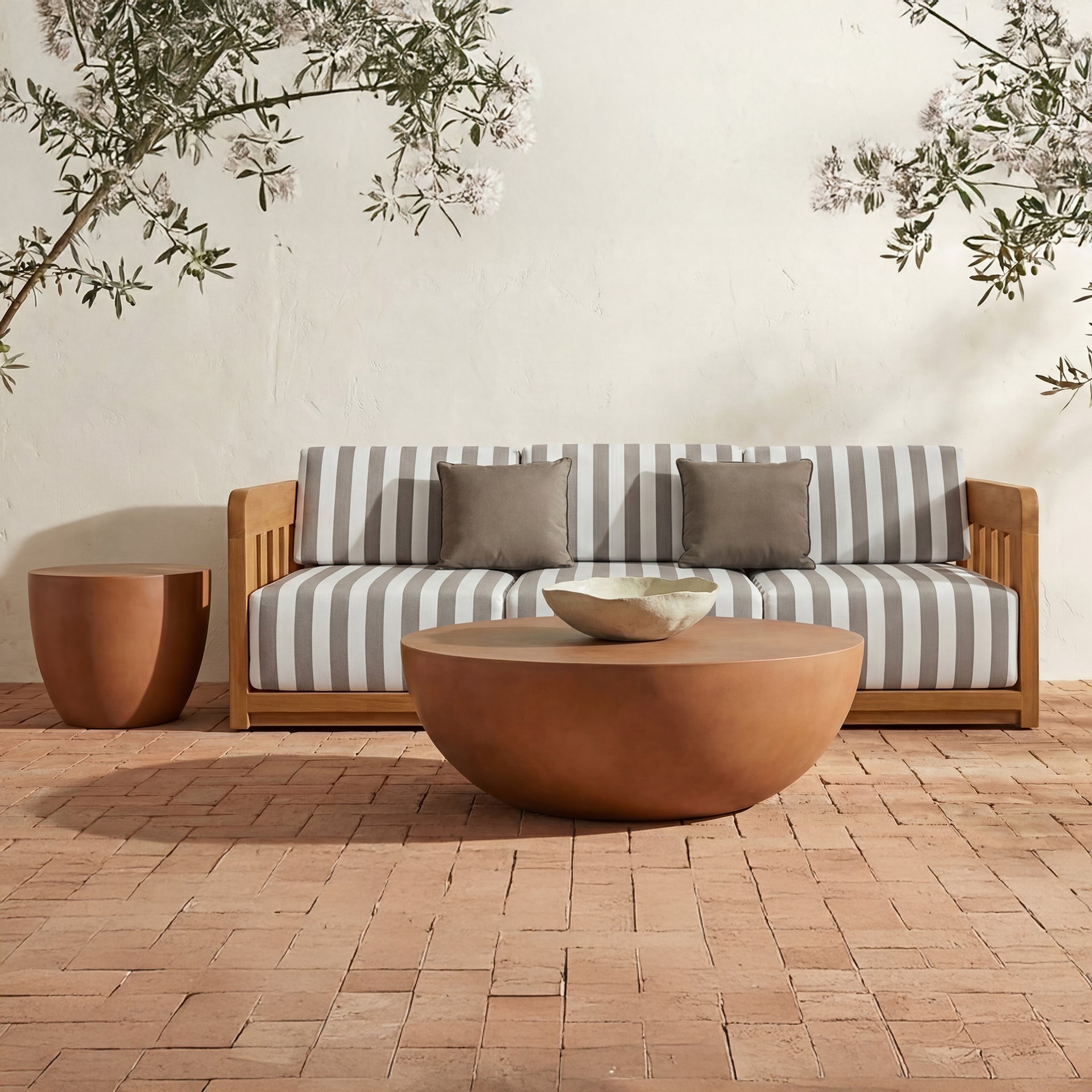Othric Side Table, Round Fiber-Reinforced Concrete, Indoor and Outdoor Use, Small, Terracotta Finish